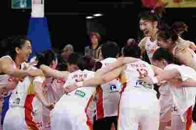 天津荣钢客场战胜上海男子篮球